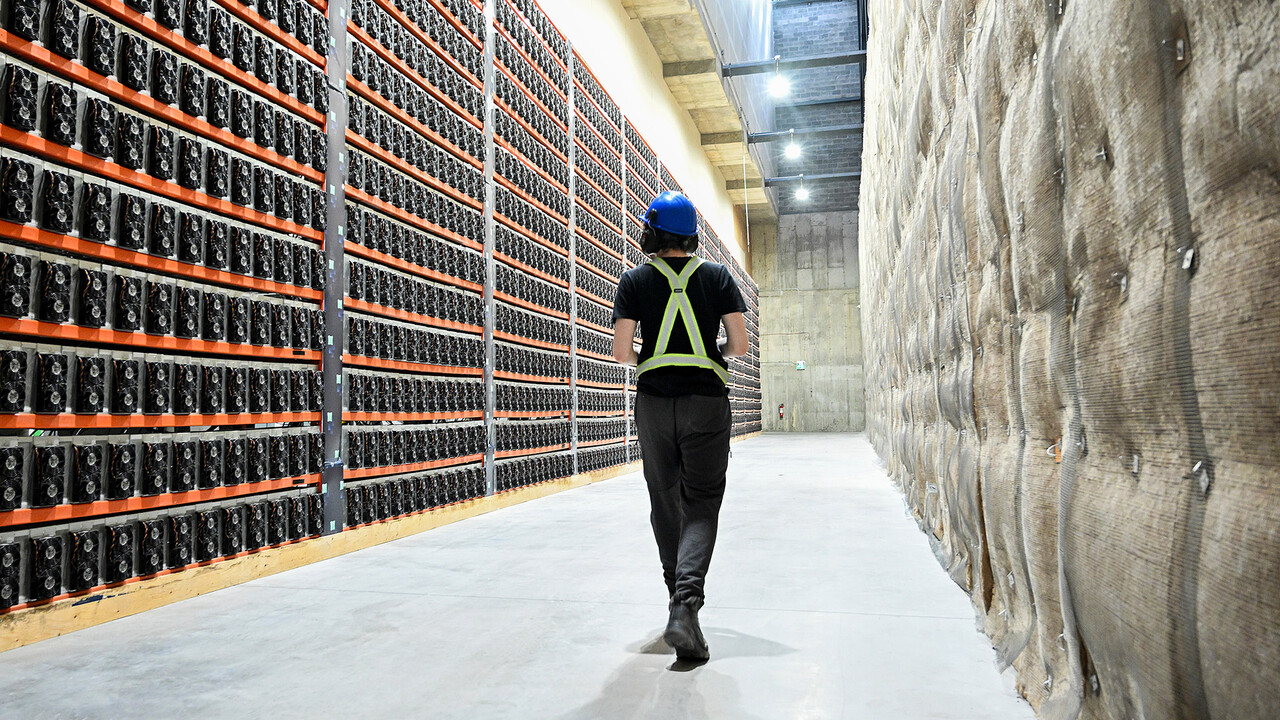 Ein Techniker läuft in der Bitfarms-Bunker-Anlage in Quebec an Kryptowährungs-Mining-Anlagen vorbei