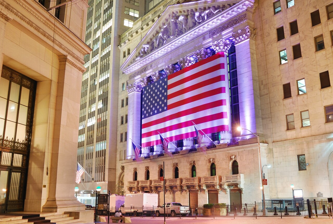 Schlussglocke: Wall Street feiert Biden – Netflix, Apple, Alphabet, Salesforce und Alibaba stark