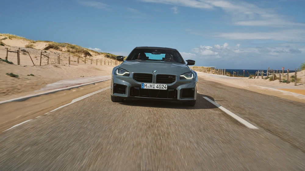 Der neue BMW M2 fährt auf der Straße