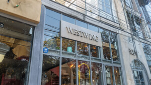 AKTIONÄR‑Hot‑Stock Westwing hebt Prognose – Aktie mit 15%‑Kurssprung  / Foto: Patricia Hikari/Shutterstock